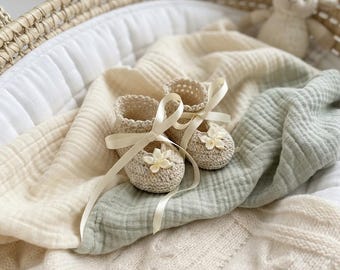 Chaussons de baptême écru pour bébé fille, crochetés à la main, de la naissance à 3 mois