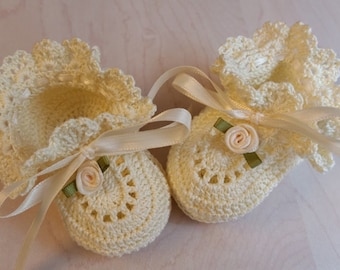 Botitas de bebé tejidas a crochet: algodón crema, detalles en rosa, zapatos de bautizo para recién nacidos