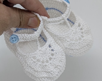 Botines de bebé recién nacido de ganchillo hechos a mano: Zapatos de bautizo con tira en T en blanco y azul.
