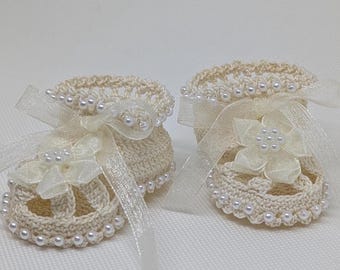 Botitas de bebé niña tejidas a mano: Zapatos de bautizo en crema y perlas