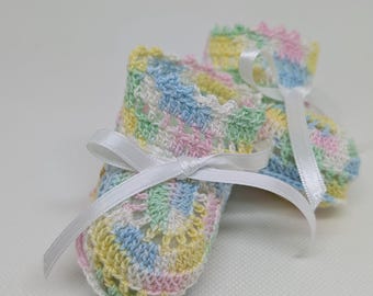 Sapatinhos de crochê para bebê: sapatinhos de arco-íris em tons pastel para recém-nascidos, acessório para fotos