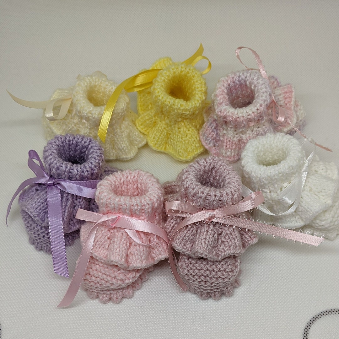 Knitted Baby Booties, Newborn Booties, Baby Girl Ruffles Shoes, 03 Months, Stay on Booties