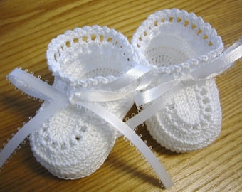 Baby Booties Crochet, White Baby Booties, Christening Baby Shoes, Baby Boy Booties, Newborn Booties, Stay On Booties, Baby Shower Gift