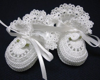 Chaussures de baptême pour bébé Chaussons pour bébé au crochet Roses blanches pour nouveau-né chaussons pour bébé fille Reborn Doll Cadeau de baptême pour baby shower