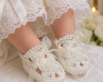 Chaussons de baptême crochetés à la main : Chaussures pour nouveau-né crème à fleurs et perles 0-3 mois