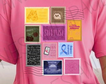 Camiseta con estampado de sello postal "Love, Theoretically" / Producto con licencia oficial de Ali Hazelwood