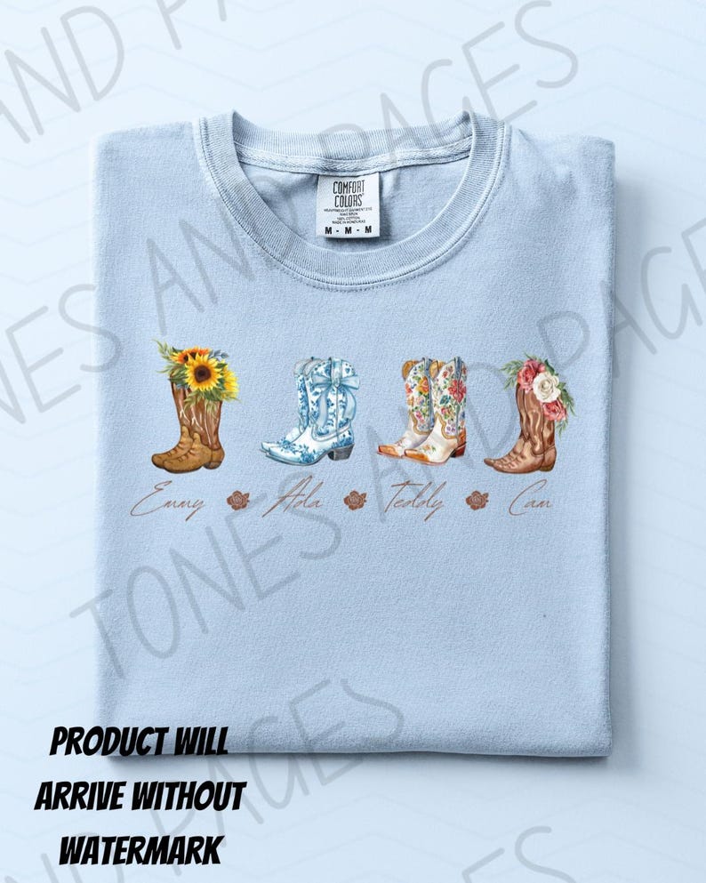 Puede incluir: Camiseta azul claro con cuatro botas de vaquero de acuarela con dise&ntilde;os florales y de girasoles. Cada bota tiene un nombre debajo: Emmy, Aida, Teddy y Cam. La camiseta tiene una etiqueta Comfort Colors.