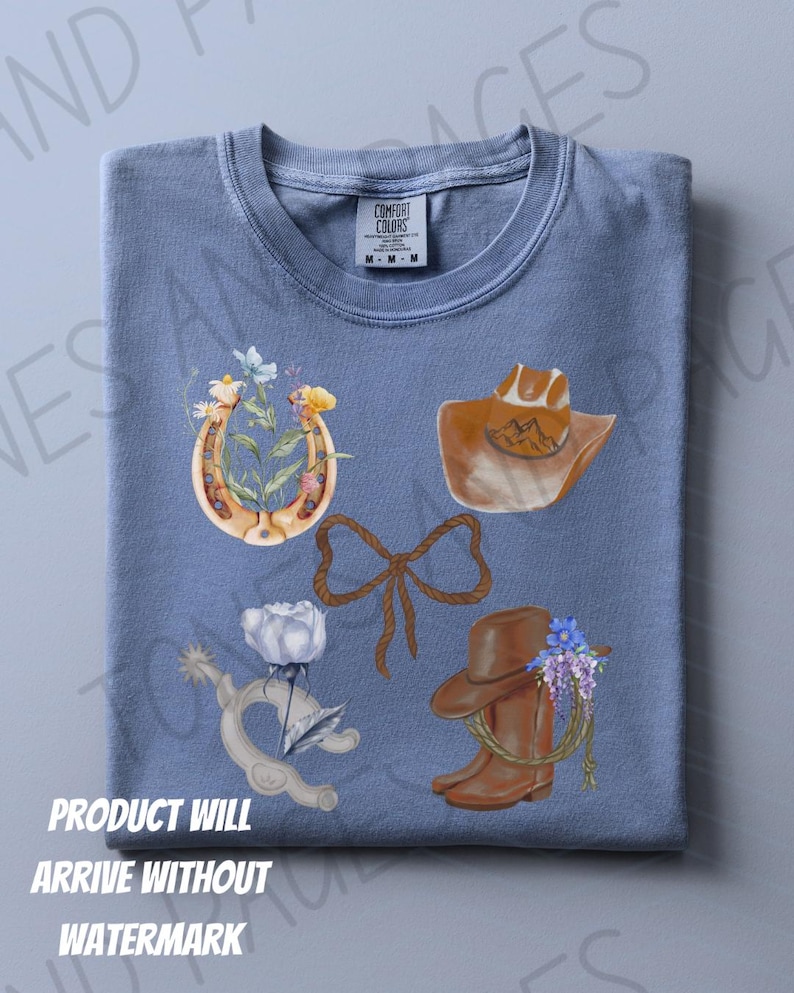 K&ouml;nnte beinhalten: Ein blaues T-Shirt mit Aquarellillustrationen eines Hufeisens mit Blumen, eines Cowboyhuts, einer Seil-Schleife, eines Spore mit einer Rose und eines Cowboy-Stiefels mit Blumen. Der Text "PRODUCT WILL ARRIVE WITHOUT WATERMARK" befindet sich unten.