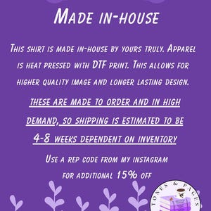 K&ouml;nnte beinhalten: Lila Grafik mit dem Text "MADE IN-HOUSE". Der Text darunter besagt, dass die Kleidung im eigenen Haus mit DTF-Druck f&uuml;r hochwertige Bilder hergestellt wird. Es wird auch erw&auml;hnt, dass die Kleidung auf Bestellung gefertigt wird.