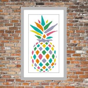 Puede incluir: Una piña colorida con un patrón geométrico verde, amarillo, naranja, rosa y azul. La piña está enmarcada en un marco gris.