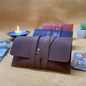 Handgefertigter Kartenhalter aus Leder für D&D Spiel - personalisiertes Gaming Zubehör, individuelle D&D-Leder Kartenetui - personalisierter Halter für D&D