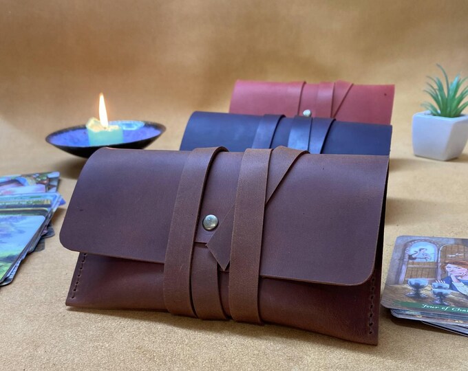 Handcrafted Leather Card Holder: Personalized DnD Gaming Accessories