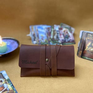 Étui à cartes de tarot en cuir personnalisé, étui de tarot pour elle, boîte de rouleau de cartes de tarot personnalisée, porte-rouleau de cartes, cadeau spirituel, support de jeu de tarot