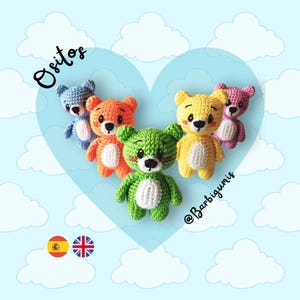 Op de afbeelding: Vijf gehaakte teddyberen in verschillende kleuren, waaronder blauw, oranje, groen, geel en roze. De beren zijn in een cirkel rond een hartvormige achtergrond met wolken gerangschikt. De tekst "Ositos" staat in het zwart bovenaan de afbeelding. De tekst "@Barbigumis" staat in het zwart onderaan de afbeelding.