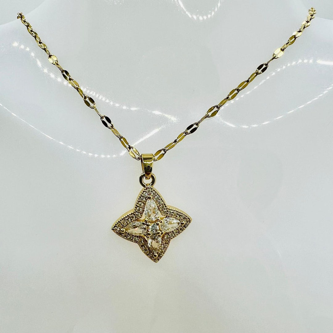 最適な価格 Zircon With Pendant Necklace Clover Stainless Carat 18 Steel アクセサリー