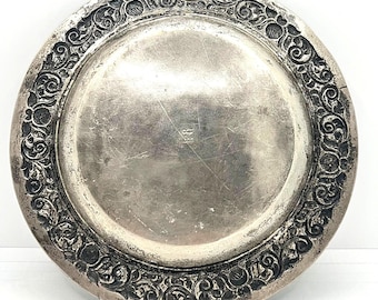 Plato de plata de Djokja/Yogya – Java, alrededor de 1920-1949, plata 800, acabado martillado y decoración de loto