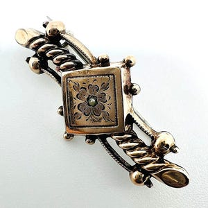 Antique Biedermeier brooch around 1830 – tombac gold-plated with seed pearl, floral engraving design Antique Biedermeier brooch