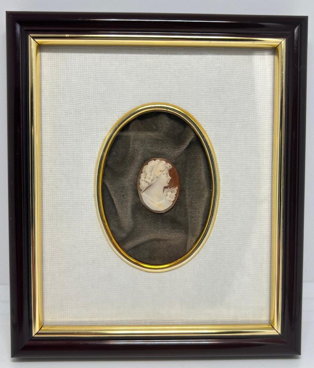 サイン入り景品　CAMEO Genuine Hand-carved Cameo in a Picture Frame From Torre Del Greco