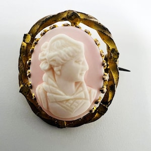 Antique cameo brooch made of angel skin coral – Empire to Early Biedermeier (ca. 1800–1830)