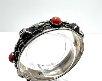 Bracelet Ancien En Argent Massif Avec Incrustations De Vrai Corail Rouge - Bijou Traditionnel Et Ethnique D'occasion