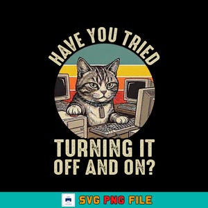 Puede incluir: Un diseño gráfico que muestra un gato atigrado sentado en un escritorio de computadora con el texto HAVE YOU TRIED TURNING IT OFF AND ON? El gato está situado entre dos monitores de computadora antiguos y un teclado sobre un fondo de atardecer.