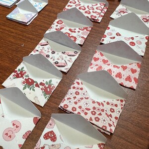 Envelopes de presente para festa com corações florais e diário de namorados
