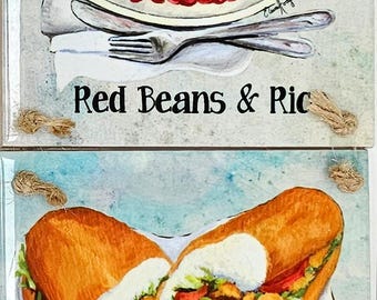 Azulejos de cocina de Nueva Orleans sobre fondo azul hechos con arte original, comida de Luisiana