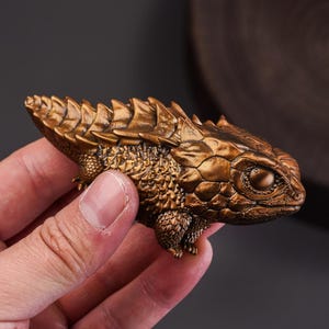 Estatueta de lagarto de bronze, escultura realista de lagarto de olhos vermelhos, estátua de réptil de cobre maciço, presente colecionável exclusivo para amantes de répteis