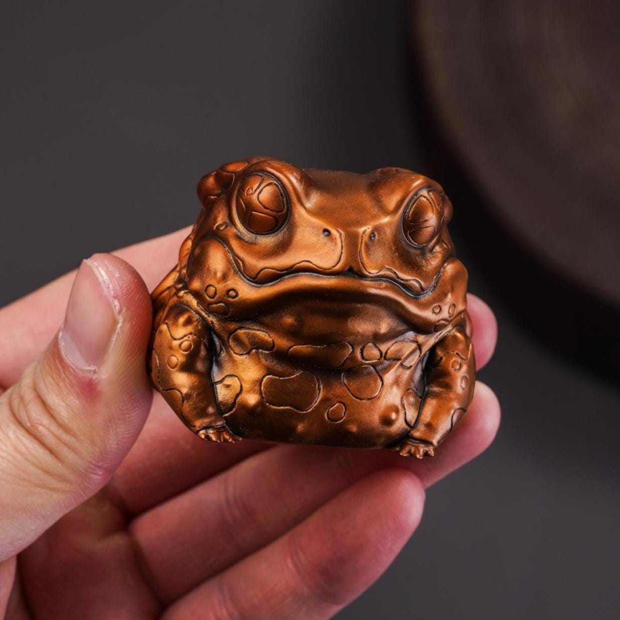 Asiatic Common Toad Bronze Figurine - Handcrafted Japanese Metal Frog Statue, Fortune Toad Home and Tabletop Decor for Amphibian Enthusiasts