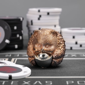 Panda de dinero con protector de cartas de póquer, figura de panda de la fortuna de bronce macizo, artículos de la suerte, protector de cartas, juguete antiestrés EDC de metal, obra de arte de cobre, regalo