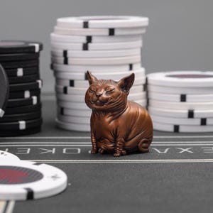 Protector de cartas de póquer, gato esfinge, guardián del póquer, figura de gato de bronce macizo, gato en caja, objeto de la suerte, protector de cartas, abalorio de gato de metal, regalo de póquer