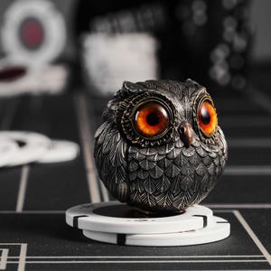 Figura de búho protector de cartas de póquer, decoración de búho de bronce vintage, artículos de la suerte, protector de cartas, adorno de mesa, accesorios para juegos de mesa, regalo de póquer