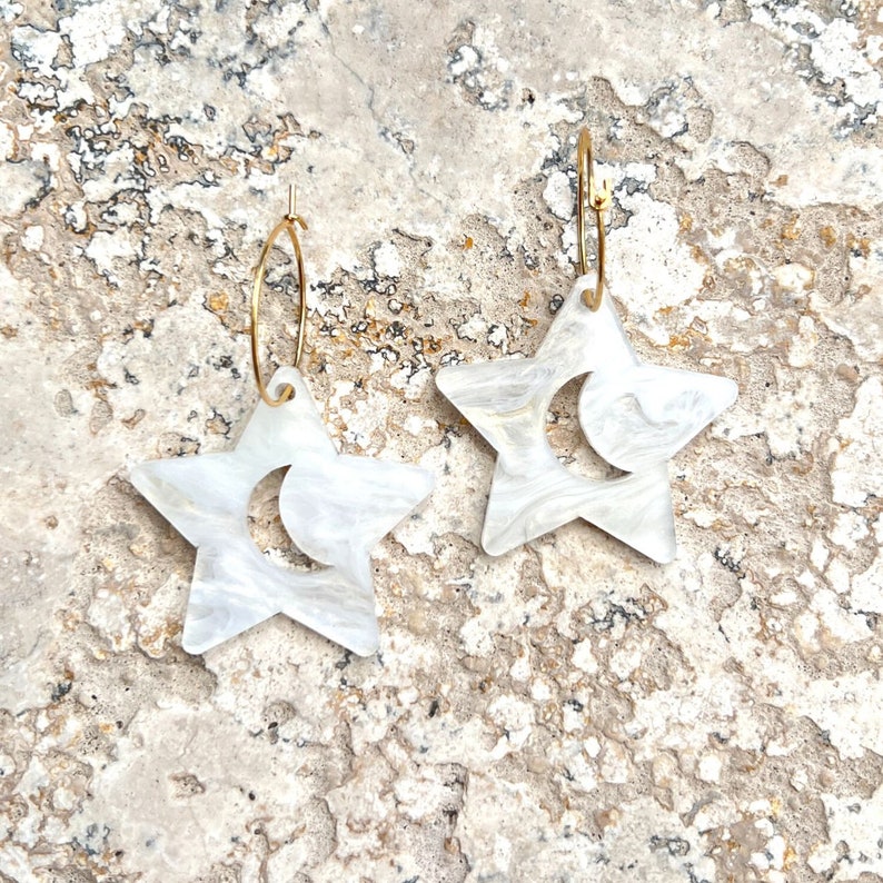 Créoles d'étoile de lune. Boucles d'oreilles créoles. Acrylique découpé au laser. Céleste. Boucles d'oreilles. Cadeau pour elle. Idées cadeaux pour elle. Déclaration Boucles D'oreilles image 3