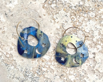 Un morceau de cerceau de ciel . Boucles d’oreilles cerceau . Acrylique découpé au laser. Céleste. Cerceaux d’oreille . Cadeau pour elle. Lune & Étoiles . Boucles d’oreilles Statement