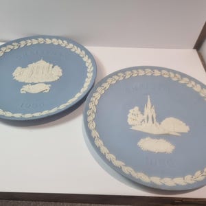 Platos navideños Wedgwood Jasperware 1985-1986 y juego de 3 platillos pequeños a juego para alfileres