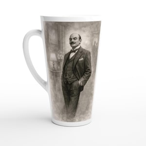 Può includere: Una tazza da latte bianca con un'illustrazione color seppia di un uomo in abito e papillon. L'immagine è un ritratto di un uomo con i baffi, con le mani in tasca. La tazza ha una forma alta e affusolata.