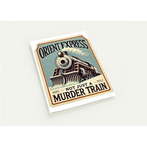 Może przedstawiać: Prostokątna naklejka w stylu vintage z ilustracją parowozu. Naklejka zawiera tekst "ORIENT EXPRESS" i "MURDER TRAIN", z latami "1883 - 1934". Tło jest jasnoniebieskie z brązową obwódką.