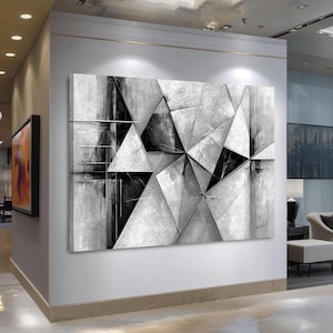 Könnte beinhalten: Ein großes rechteckiges Wandbild mit einer abstrakten geometrischen Komposition in Schwarz-, Weiß- und Grautönen. Das Design besteht aus scharfen dreieckigen und linearen Formen mit strukturierten Pinselstrichen für einen Schichteffekt.
