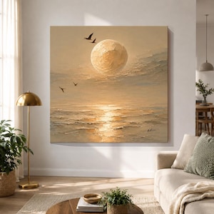 Könnte beinhalten: Ein quadratisches Leinwandgemälde mit einem texturierten, goldenen Vollmond über einem ruhigen, welligen Meer. Drei dunkle Vögel fliegen vor einem sanften, beigen Himmel. Das Kunstwerk verwendet dicke Pinselstriche, um Tiefe zu erzeugen.