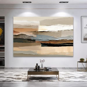 Könnte beinhalten: Ein großes rechteckiges Leinwandgemälde mit dicken, strukturierten horizontalen Pinselstrichen in einer neutralen Palette aus Beige, Creme, Hellbraun, sanftem Blaugrau und tiefem Schwarz. Die geschichtete Impasto-Technik erzeugt einen Landschaftseffekt.