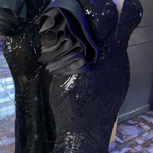 Lovely  black mono strap mermaid prom dress with dramatic shoulder ruffles, Elegant formal evening gown for special occasions, Black prom