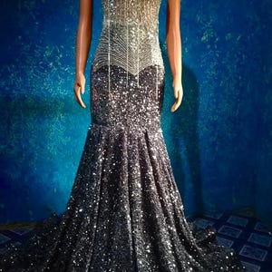 Elegantes silbernes Abendkleid mit Pailletten verziert, dramatische lange Schleppe, wunderschönes silbernes Abendkleid, silbernes Abendkleid mit Applikation