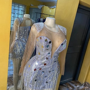 Elegantes silbernes Pailletten-Abschlussballkleid, Kurze Hochzeitsfeier, Schönes kurzes Geburtstagskleid, Silberkleid, Abendkleid