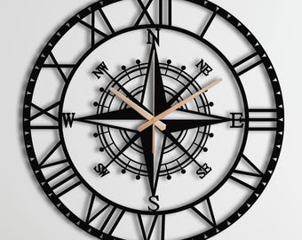 Grande orologio da parete in metallo con bussola, silenzioso, ideale per arredare un soggiorno in stile industriale o rustico, con un tocco nautico.