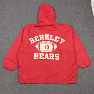 Könnte beinhalten: Rote Kapuzenjacke mit dem Text "BERKLEY BEARS" und einer Football-Grafik. Die Zahl "18" befindet sich im Football. Die Jacke hat lange Ärmel und eine Kapuze mit Kordelzug.