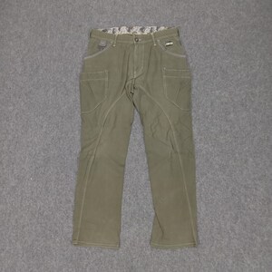 Op de afbeelding: Een olijfgroene cargo broek met meerdere zakken en een subtiel camouflagepatroon op de tailleband.
