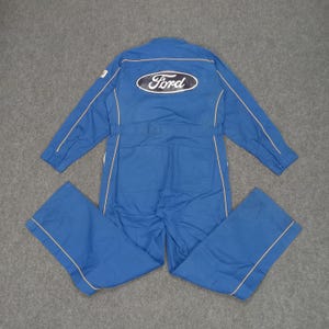 Op de afbeelding: Blauwe monteurs overall met witte piping en een Ford logo op de rug.