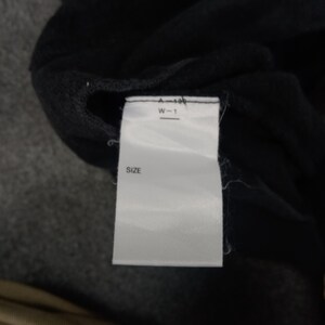Puede incluir: Etiqueta blanca con texto negro que dice "Size" y "A-m-s-b W-1".