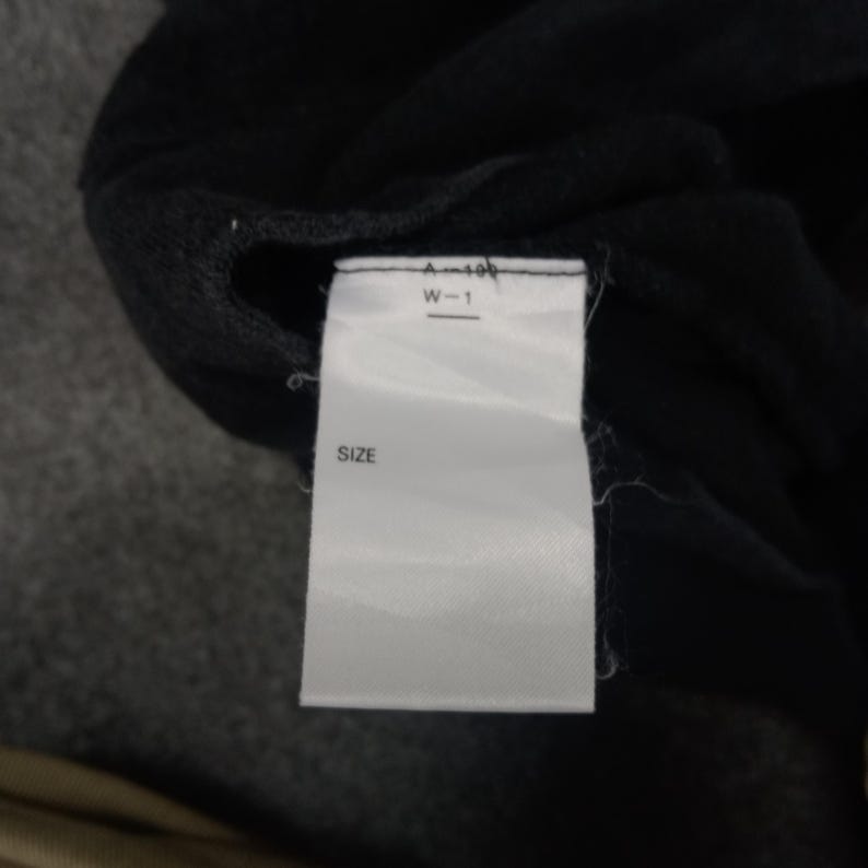 Puede incluir: Etiqueta blanca con texto negro que dice "Size" y "A-m-s-b W-1".