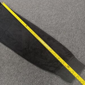 Puede incluir: Una manga de tela negra con una cinta m&eacute;trica amarilla que recorre el borde. La cinta mide hasta 71 cm.
